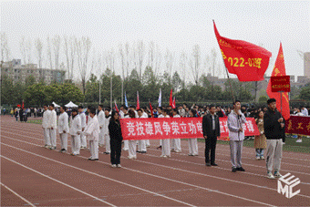 图片包含 户外, 路, 人, 男人描述已自动生成